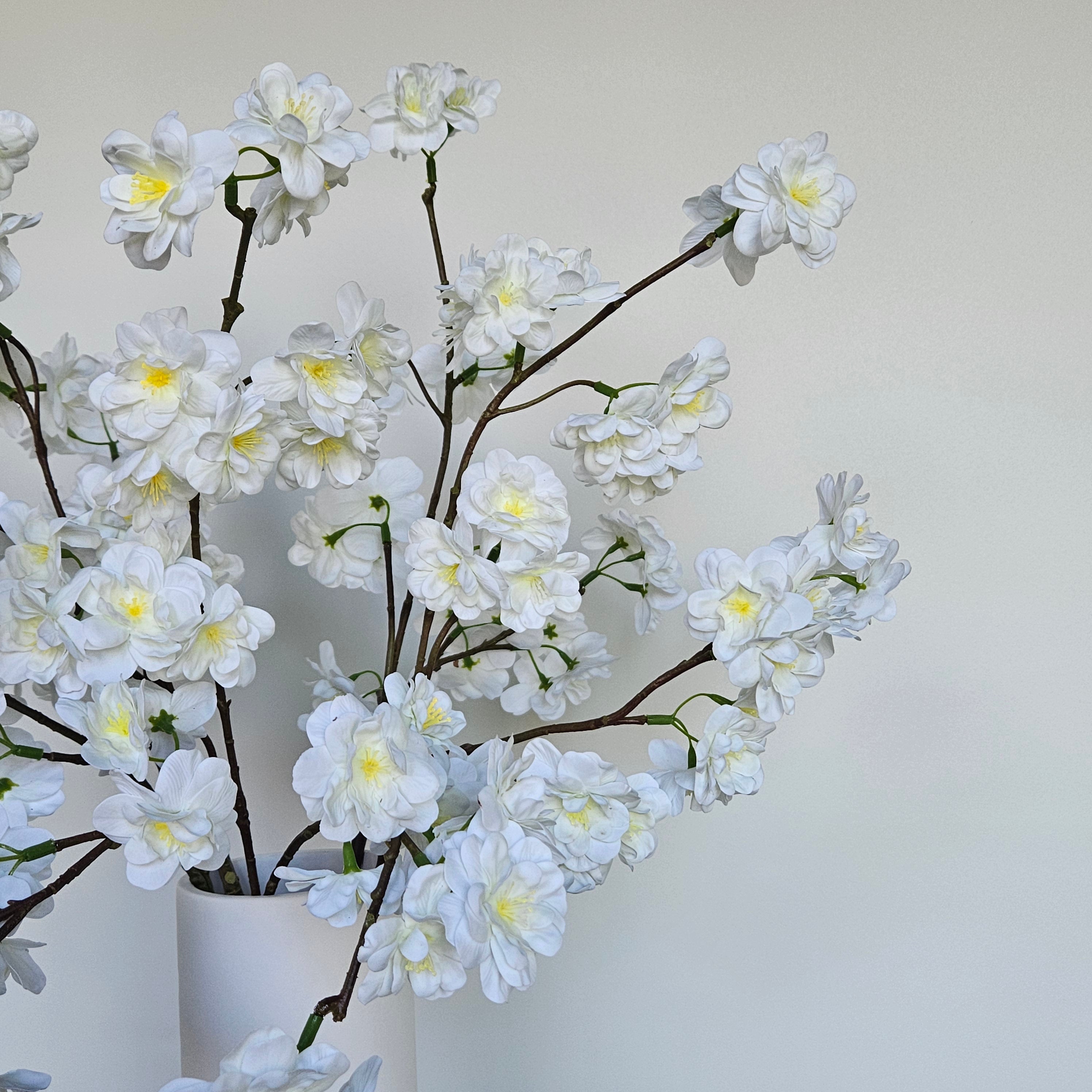 Livia Small mit Vase