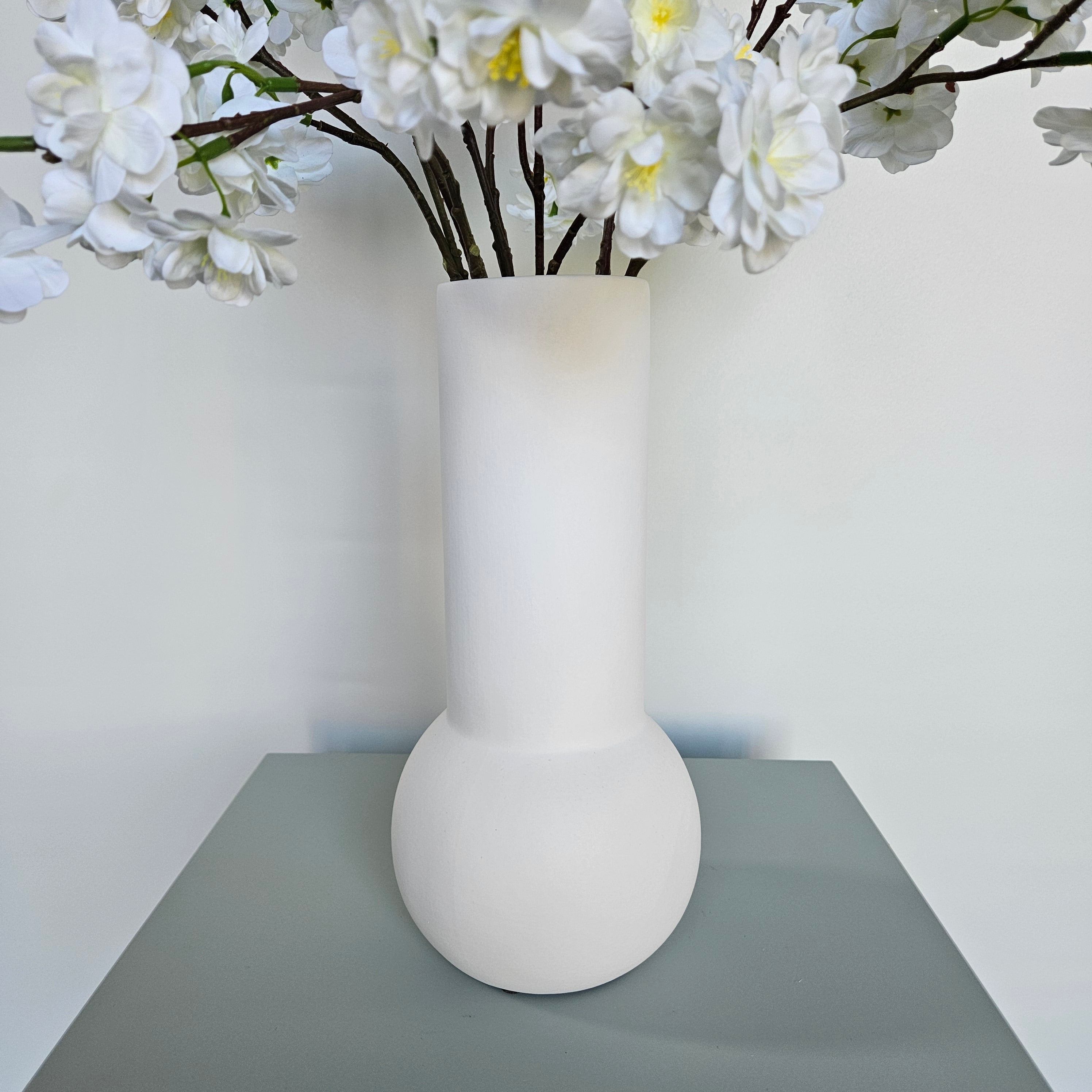 Livia Small mit Vase