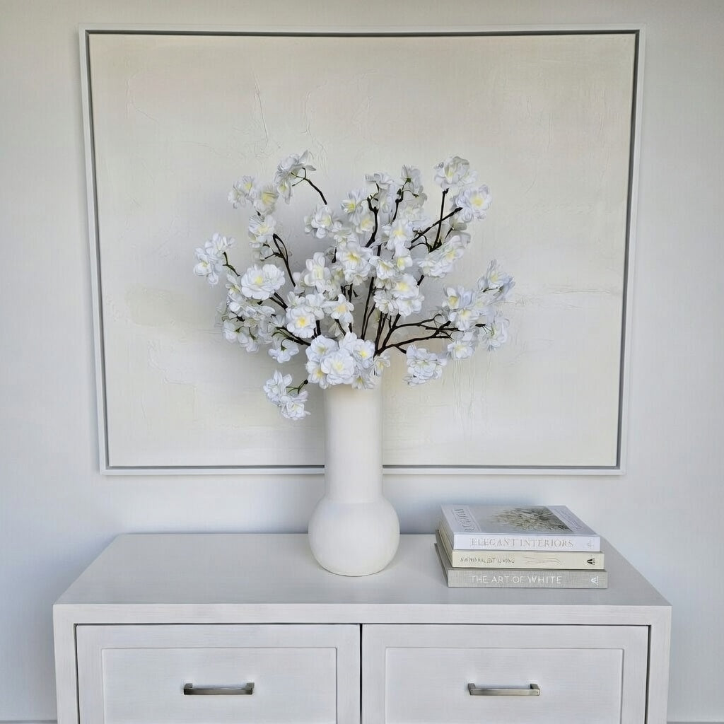 Livia Small mit Vase