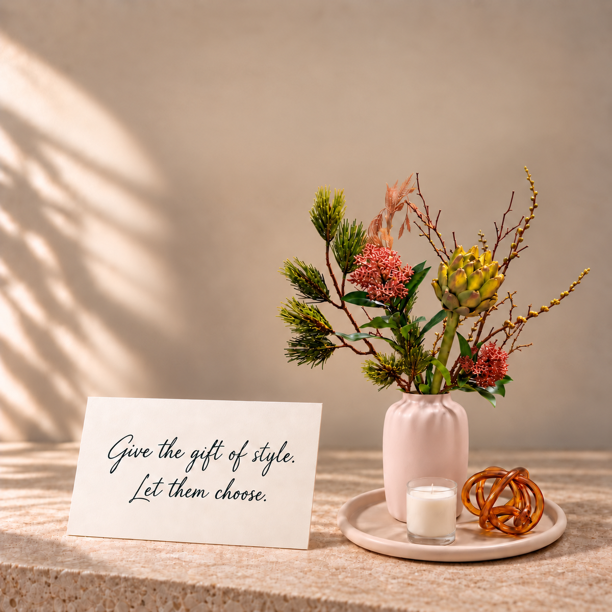 Forme Flora cadeaubon naast kunstboeket in roze vaas op plateau