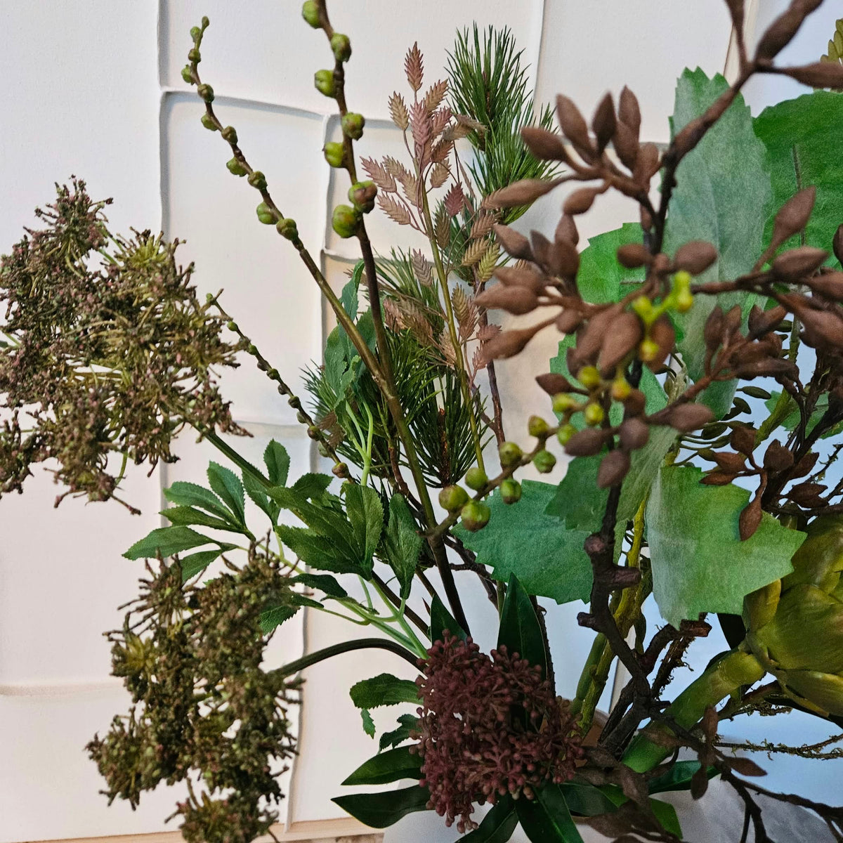 Noma Sola kunstboeket met takken en groen blad van dichtbij